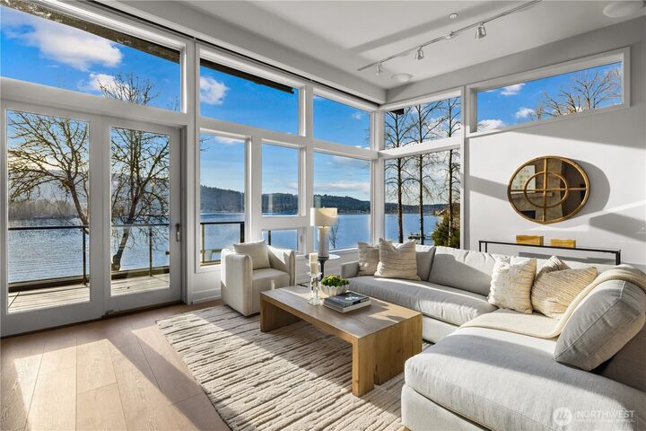 Property Photo:  4323 E Lake Sammamish Parkway SE 4323  WA 98029 