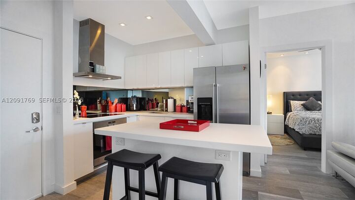 Property Photo:  1460 Ocean Dr 407  FL 33139 