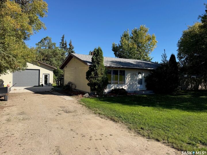 Property Photo:  373 Brownlee Avenue  SK S0G 3E0 