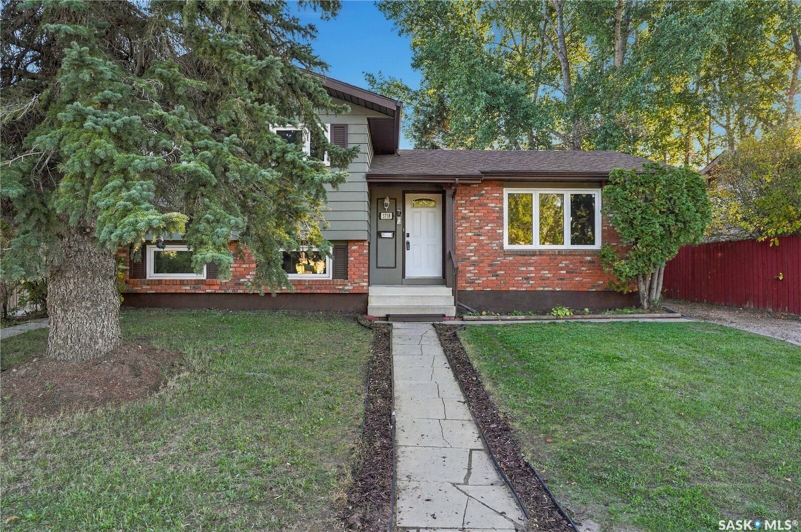 Property Photo:  3718 Taylor Street E  SK S7H 5J3 