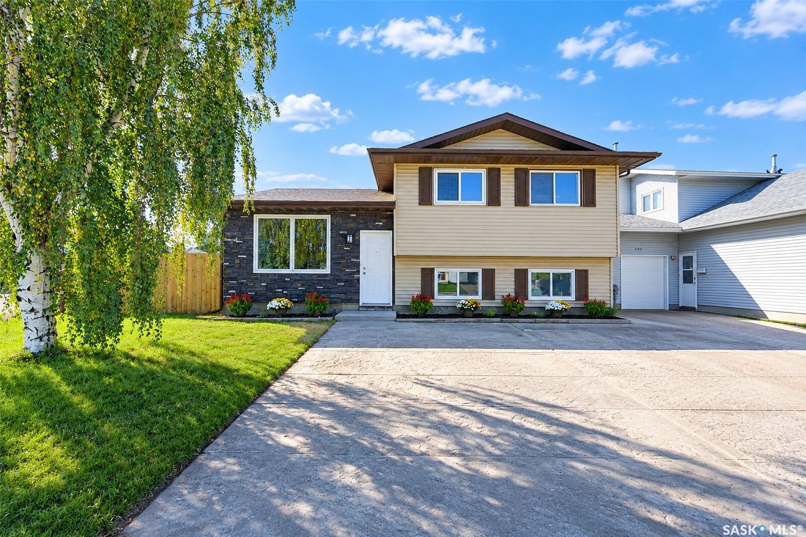Property Photo:  734 Sherry Way  SK S7M 5R7 