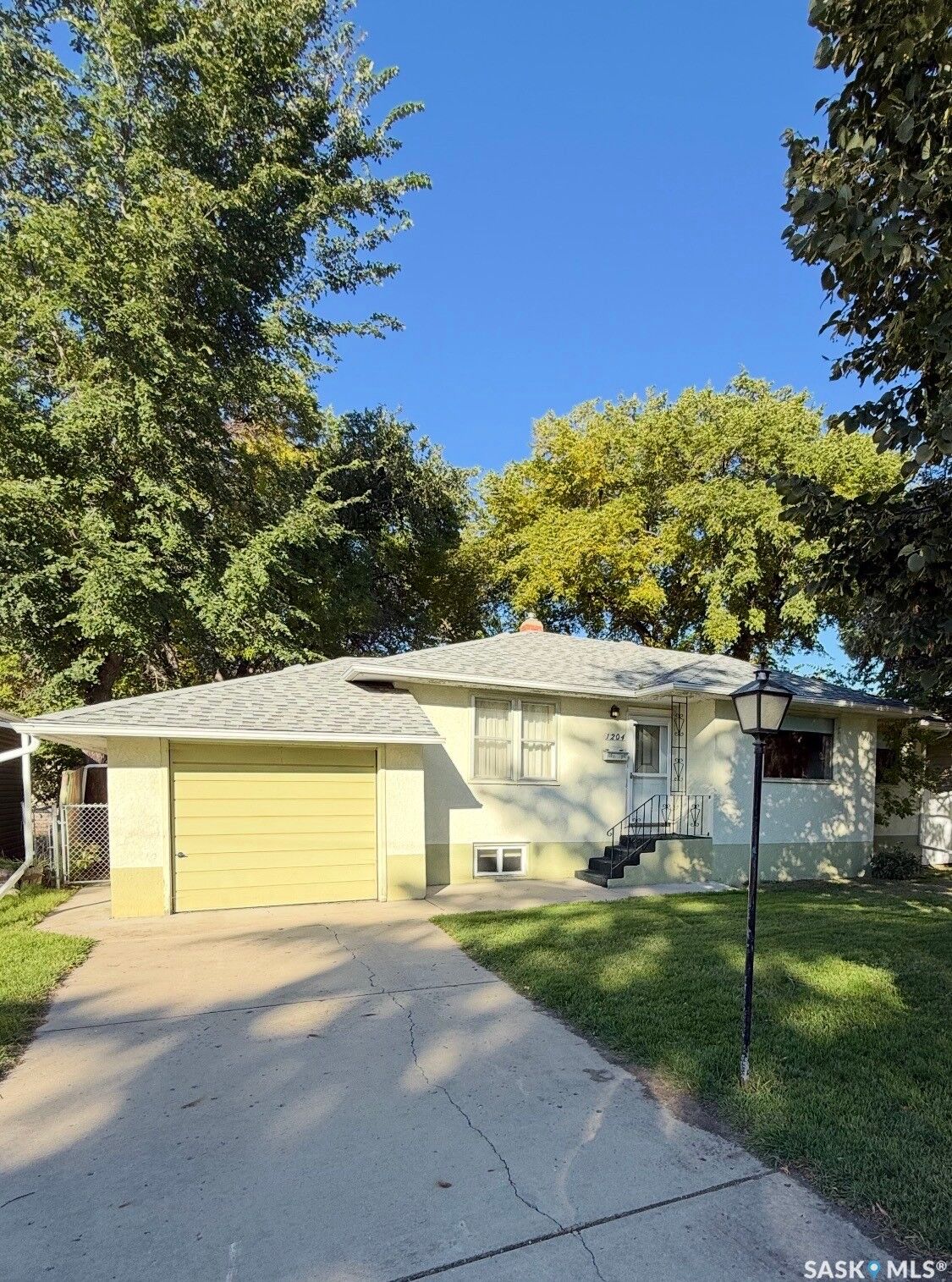 Property Photo: 1204 Ewart Avenue SK S7H 2K3