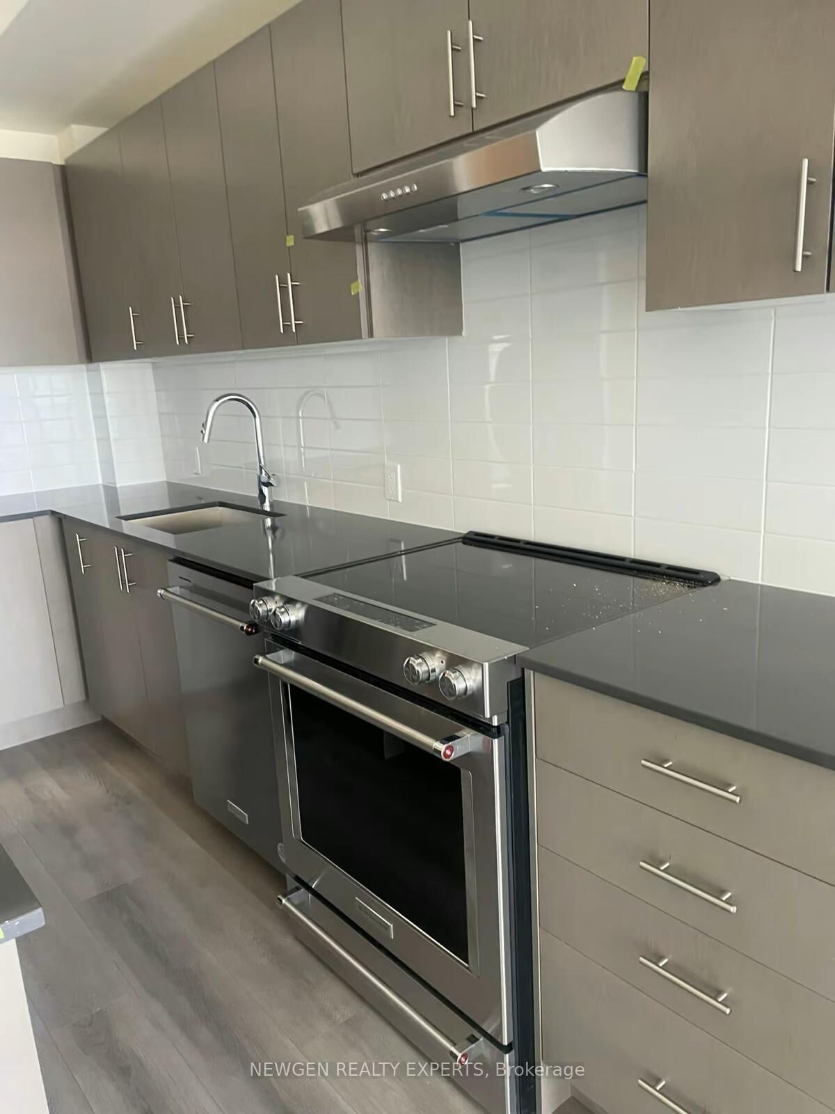 Property Photo:  8960 Jane Street W 1411  ON L4K 0N9 
