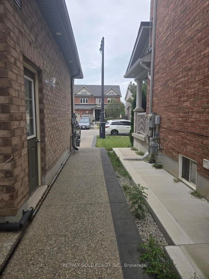 Property Photo: 10 Twin Falls Road ON L6Y 0V4