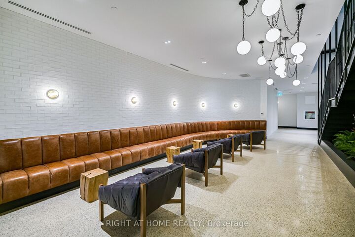 Property Photo:  2946 Dundas Street W 618  ON M6P 1Y8 