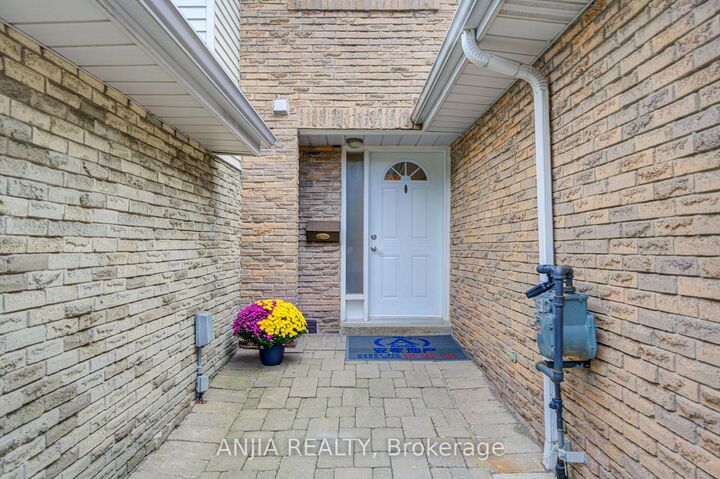 Property Photo:  161 Tamarack Drive  ON L3T 4X3 