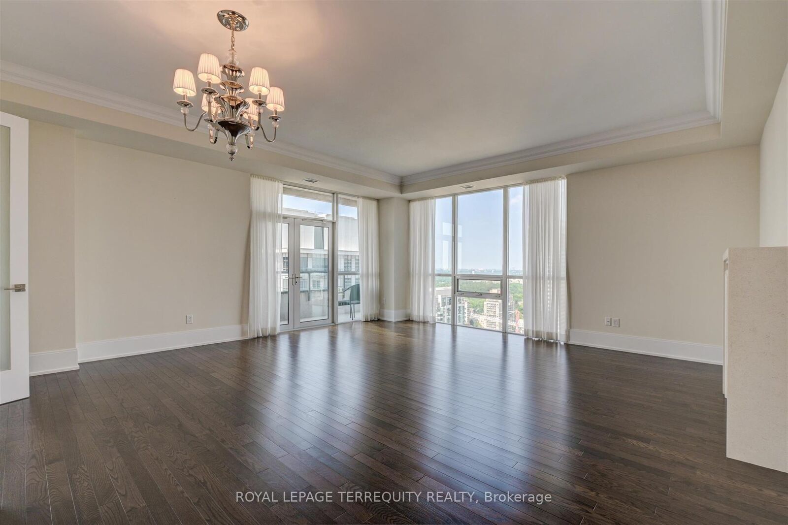 Property Photo: 70 Roehampton Avenue 2521 ON M4P 1R2