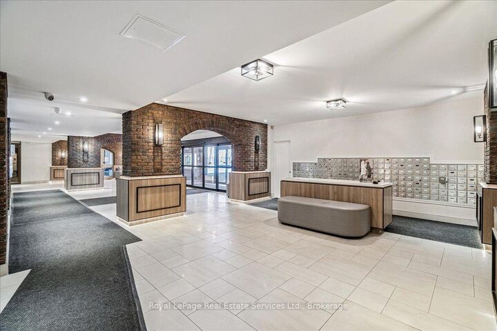 Property Photo:  966 Inverhouse Drive 812  ON L5J 4B6 