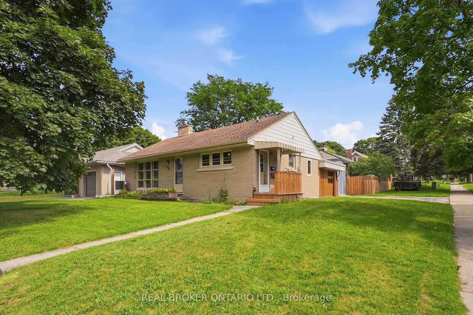 Property Photo:  21 Oakwood Avenue  ON N2H 6G8 