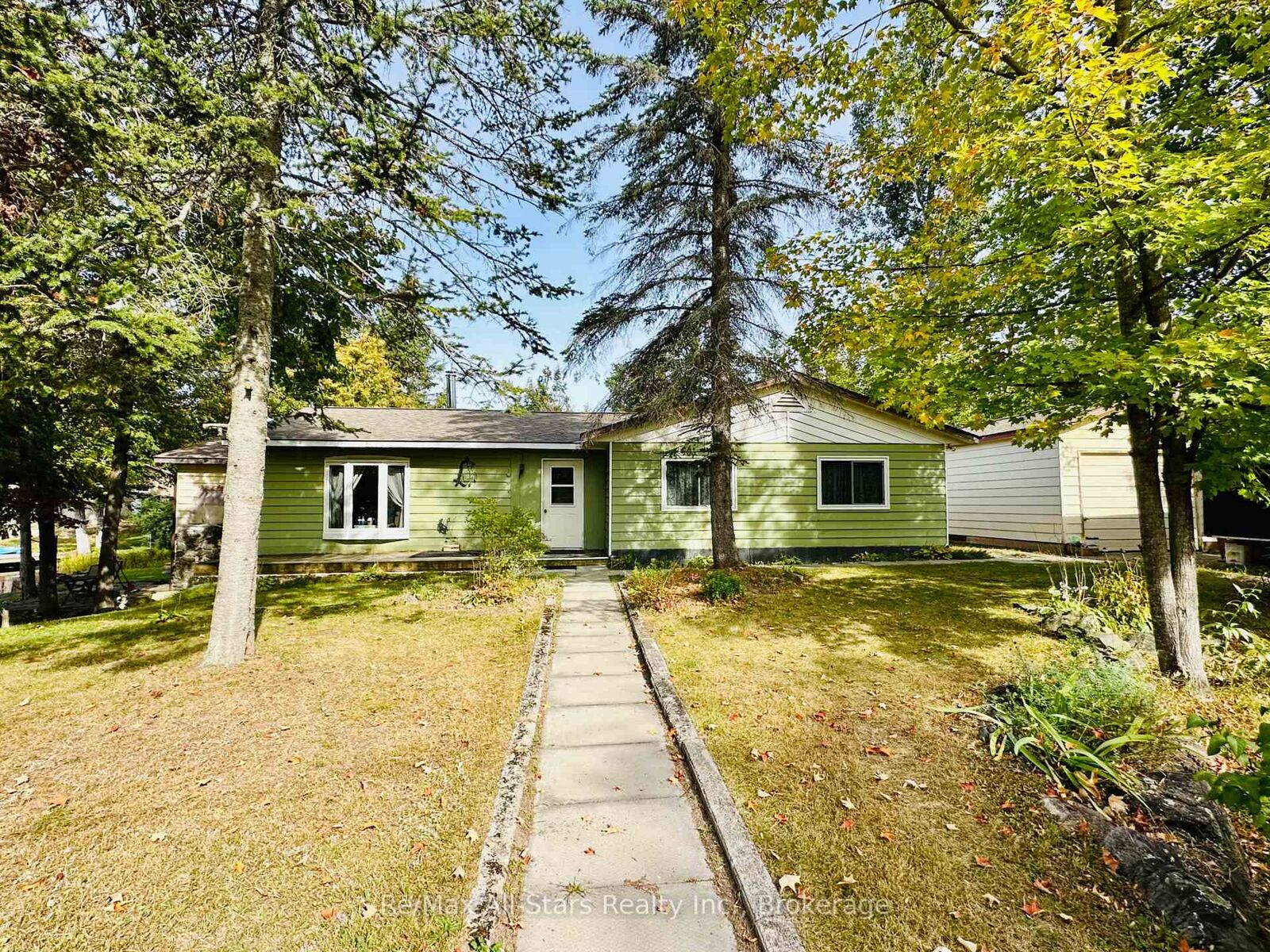 Property Photo: 16 Peninsula Court ON K0M 1A0