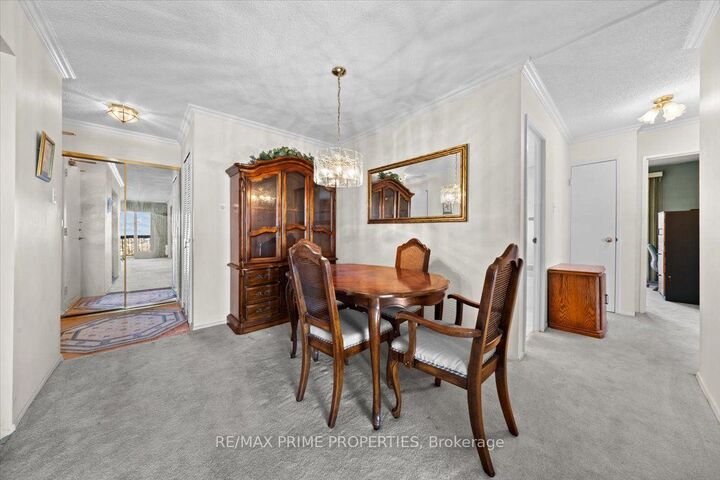 Property Photo: 158B McArthur Avenue 1807 ON K1L 8E7