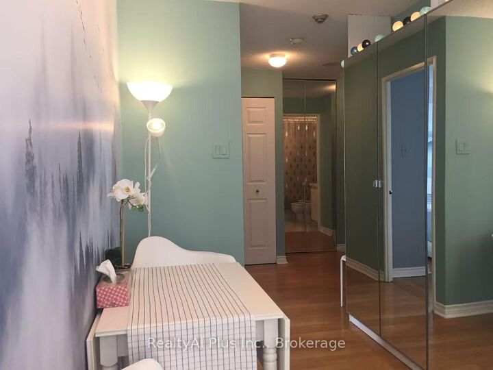 Property Photo: 736 Bay Street 2210 ON M5G 2M4