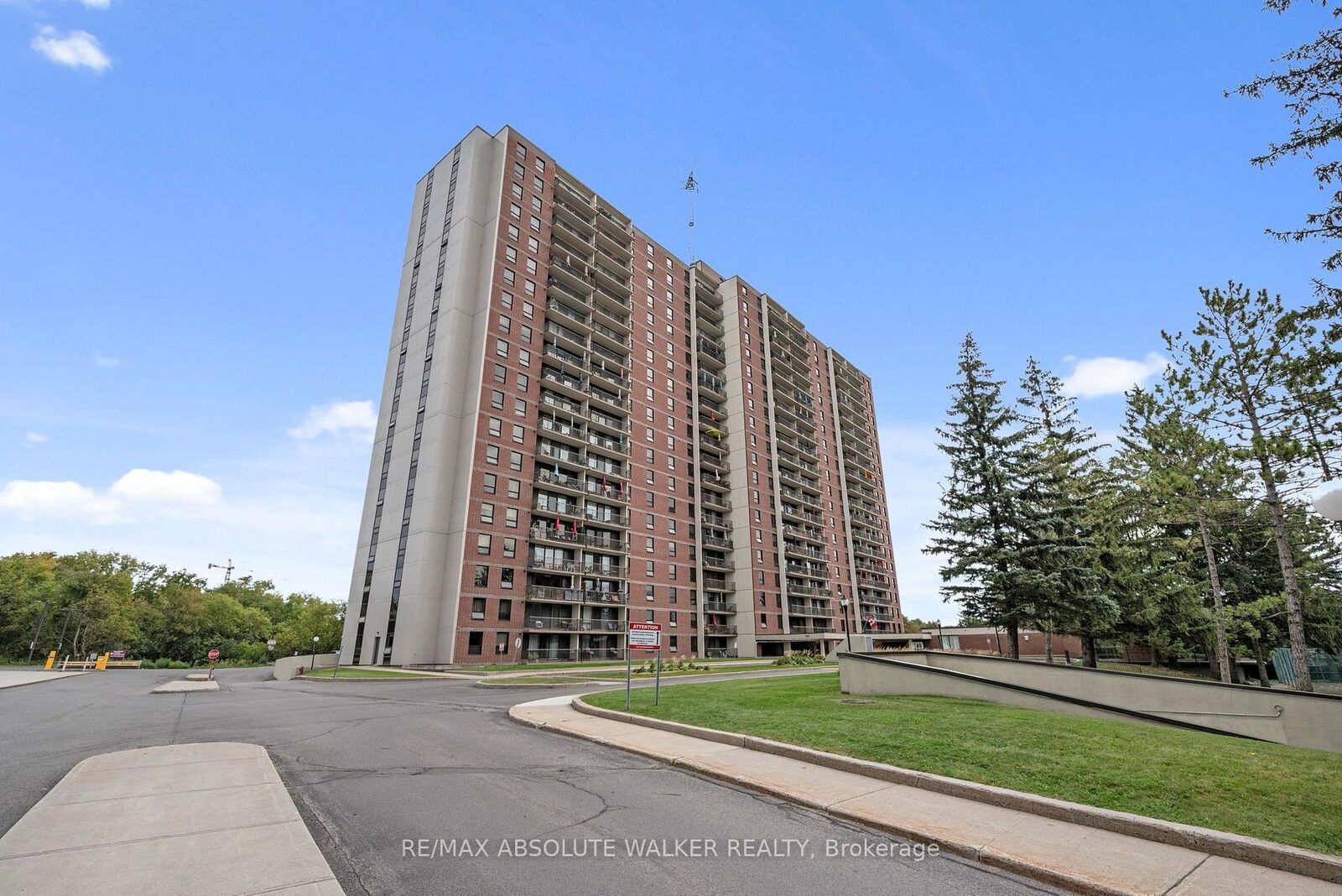 Property Photo:  665 Bathgate Drive 1709  ON K1K 3Y4 