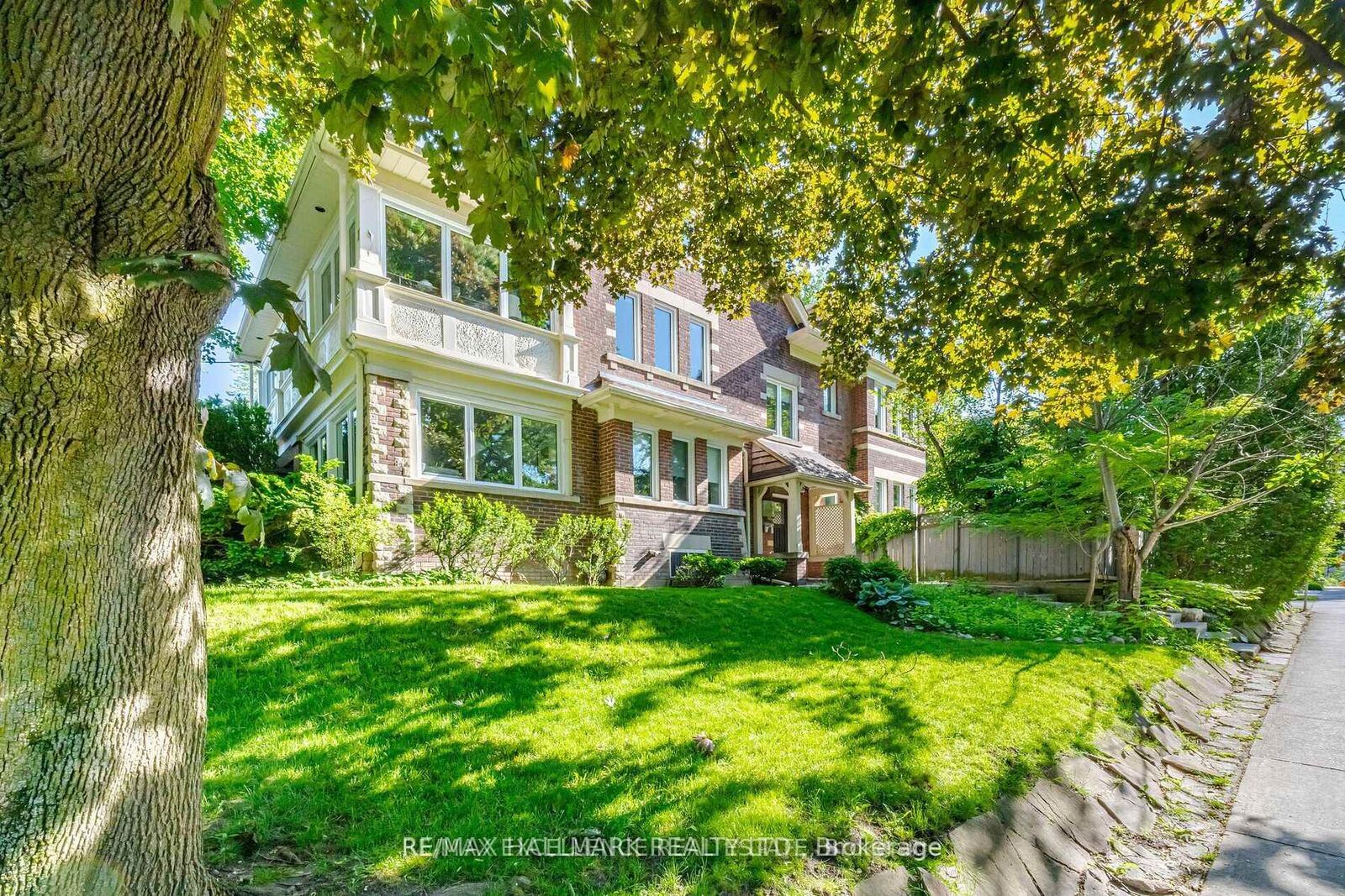 Property Photo: 193 Heath Street W 2nd Floor ON M4V 1V3