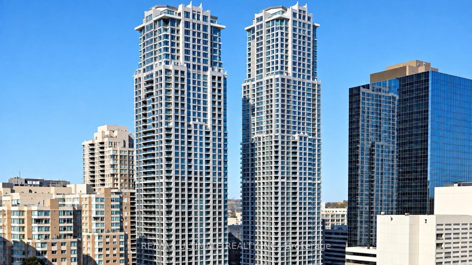 Property Photo:  761 Bay Street 4212  ON M5G 2R2 