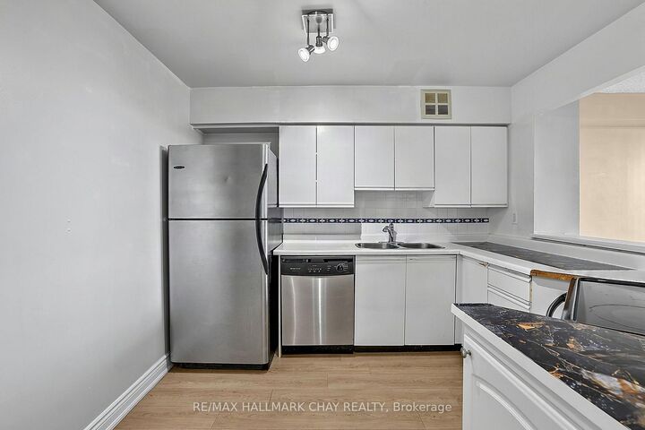 Property Photo:  326 Major Mackenzie Drive E 705  ON L4C 8T4 