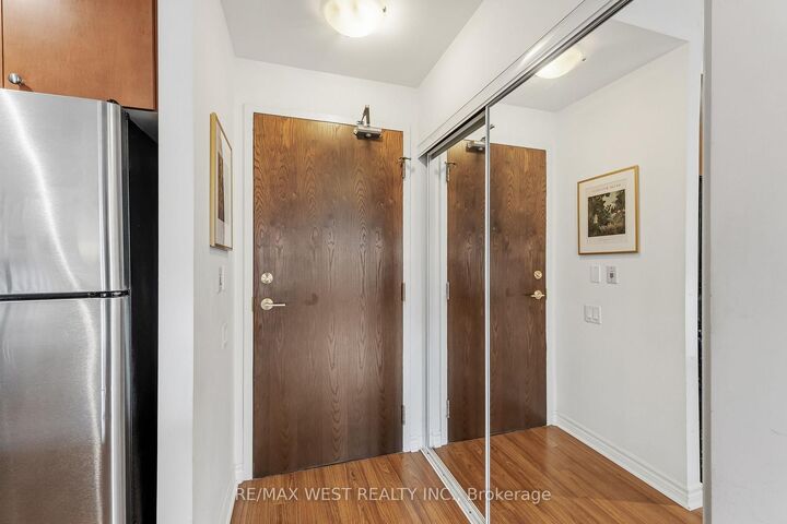 Property Photo:  4196 Dundas Street W 402  ON M8X 0A3 