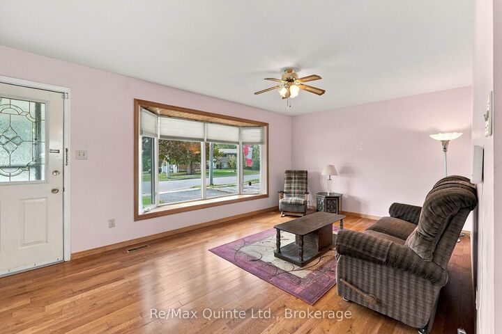 Property Photo:  237 Byron Street  ON K8V 2Z2 