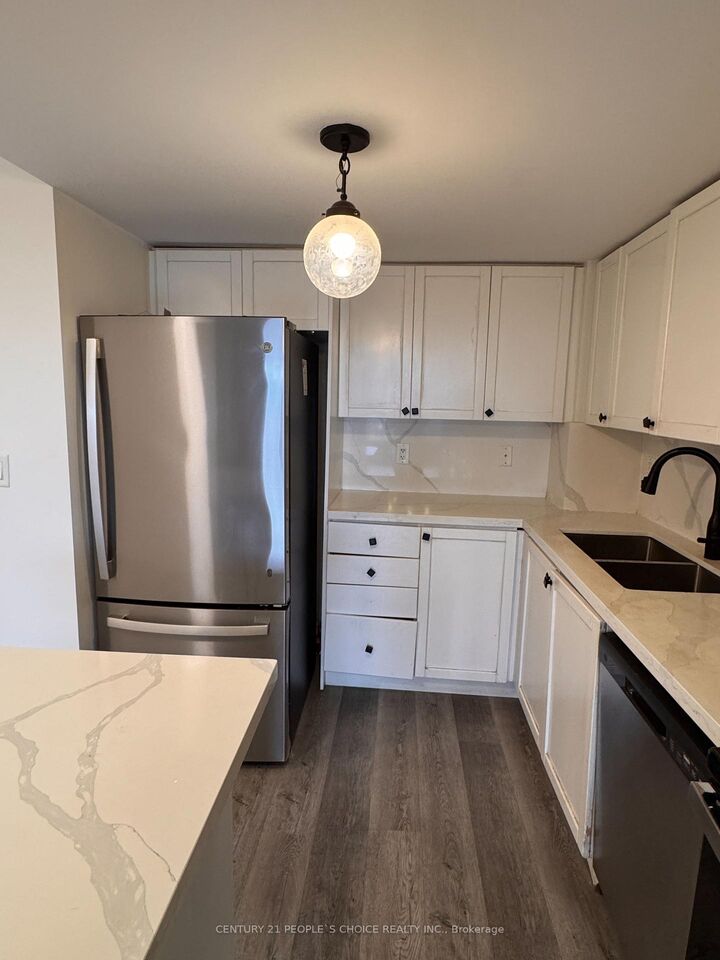 Property Photo:  3888 Duke Of York Boulevard 2027  ON L5B 4P5 
