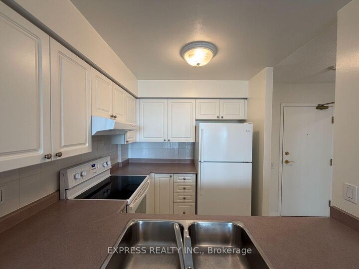 Property Photo: 8 Hillcrest Avenue 1605 ON M2N 6Y6