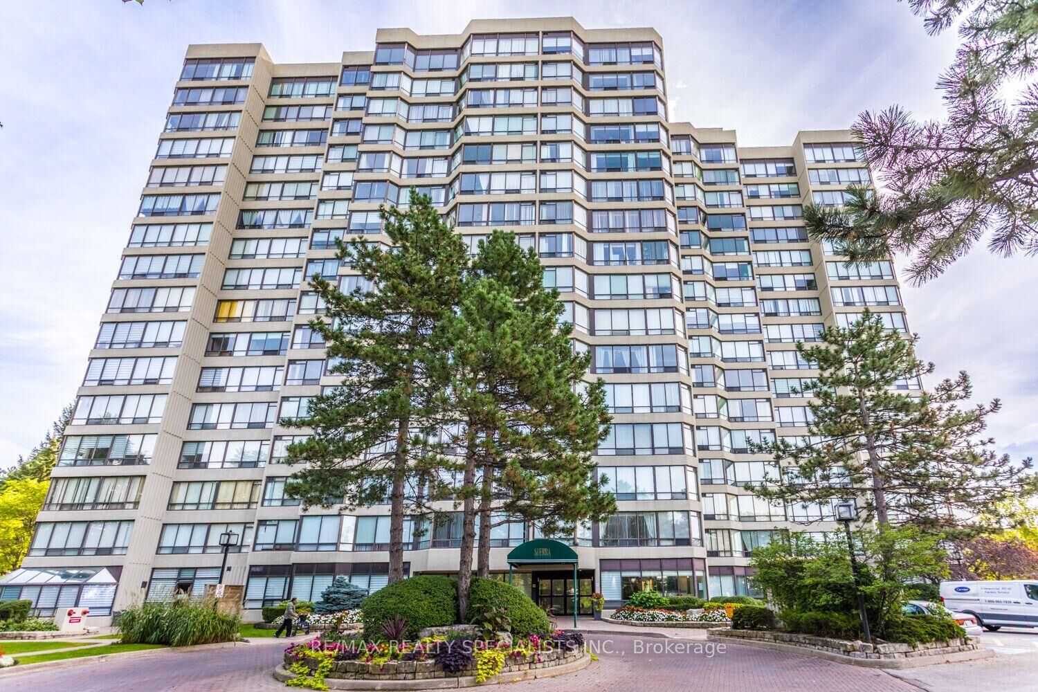 Property Photo:  26 Hanover Road 307  ON L6S 4T2 