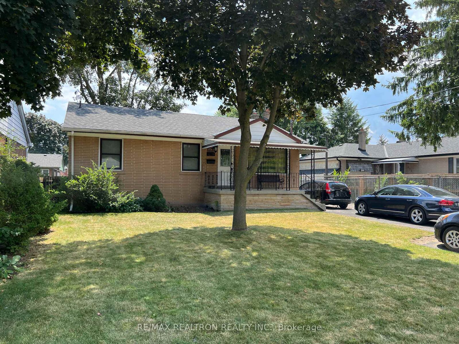 Property Photo:  428 Paliser Crescent N  ON L4C 1R6 