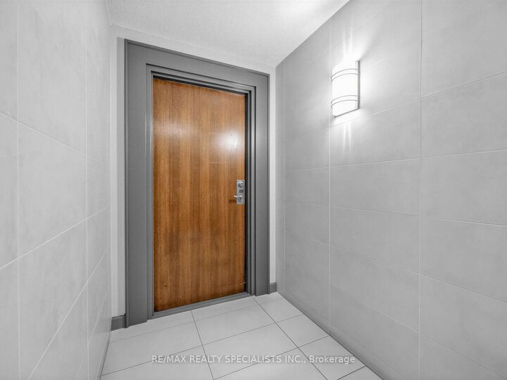Property Photo:  215 Queen Street E 1501  ON L6W 0A9 