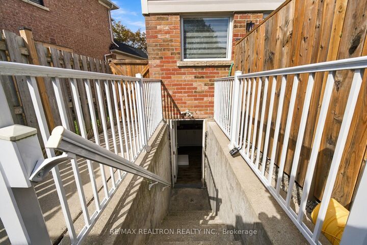 Property Photo:  27 Watkins Glen Crescent  ON L4G 7P3 