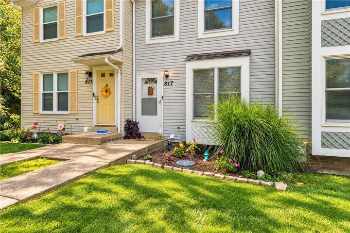 Property Photo:  817 Elm Ct  PA 15071 