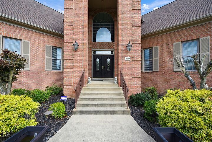 Property Photo:  4010 Muirfield Drive  PA 15142 