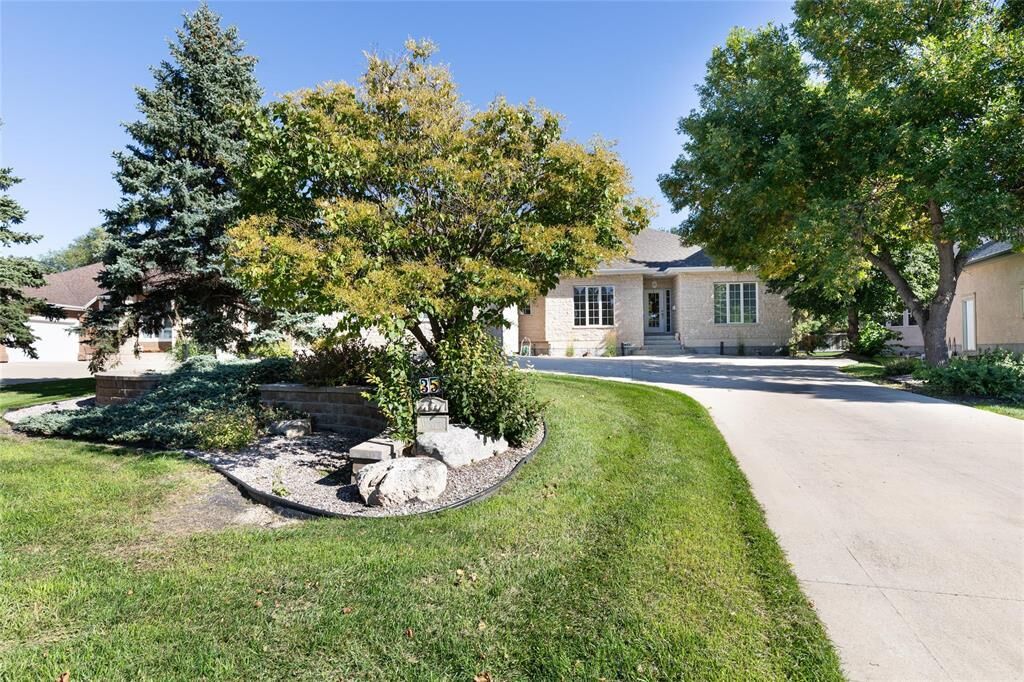 Property Photo:  35 Old Orchard Road  MB R2E 0L4 