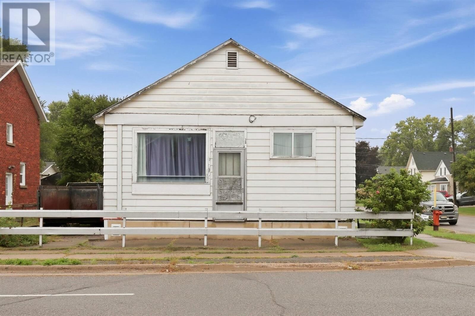 Property Photo:  32 Wallace Ter  ON P6C 1K1 