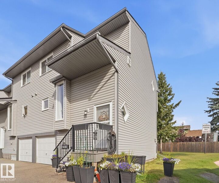 Property Photo:  5340 38A Avenue NW  AB T6R 1K4 