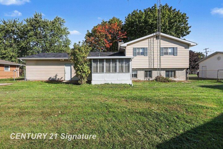 Property Photo:  811 Doro Lane  MI 48604 
