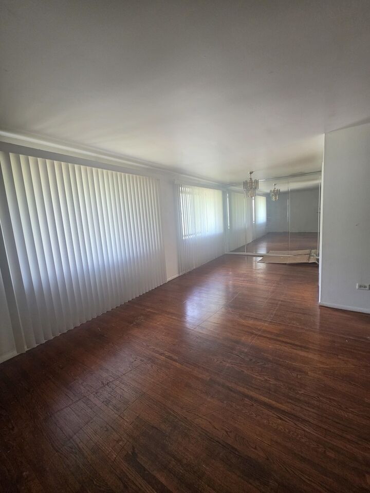 Property Photo: 821 E 10th Place IL 60411