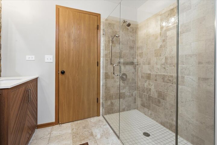 Property Photo: 922 W Happfield Drive IL 60004