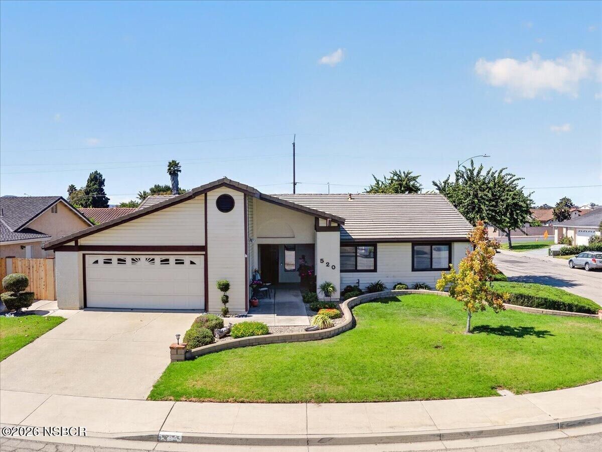 Property Photo: 520 Countrywood Court CA 93436