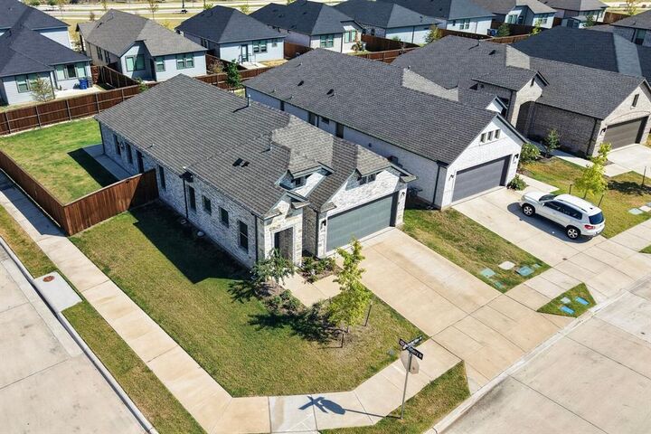 Property Photo: 902 Crested View Place TX 75166