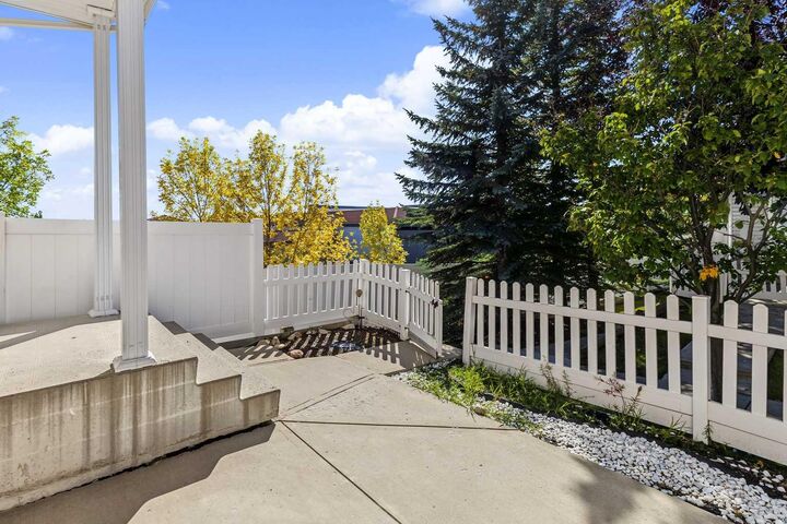 Property Photo:  10 Tuscany Court NW  AB T3L 2Y8 