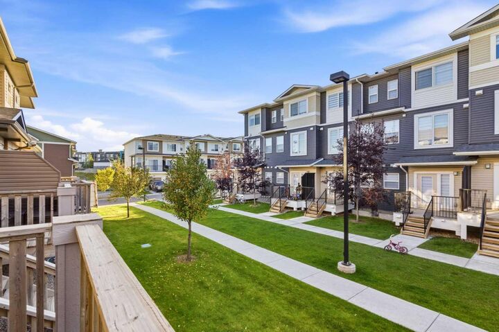 Property Photo:  530 Sage Hill Grove NW  AB T3R 0Z8 