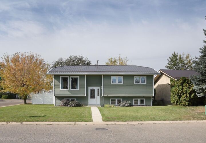 Property Photo:  3 Ash Street W  AB T1R 0A6 