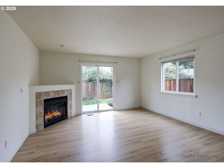 Property Photo: 9350 N Hodge Ave OR 97203