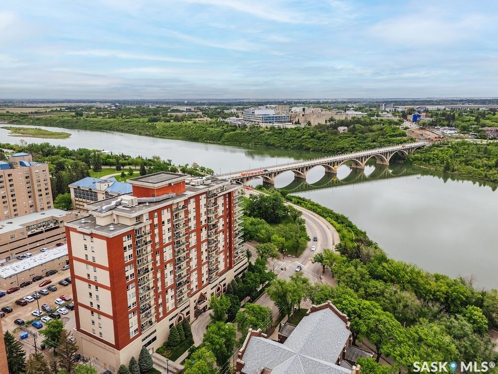 Property Photo:  902 Spadina Crescent E 409  SK S7K 0G8 