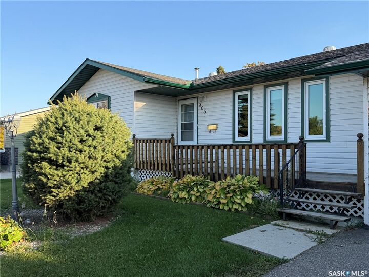Property Photo:  305 Churchill Drive  SK S0E 1A0 