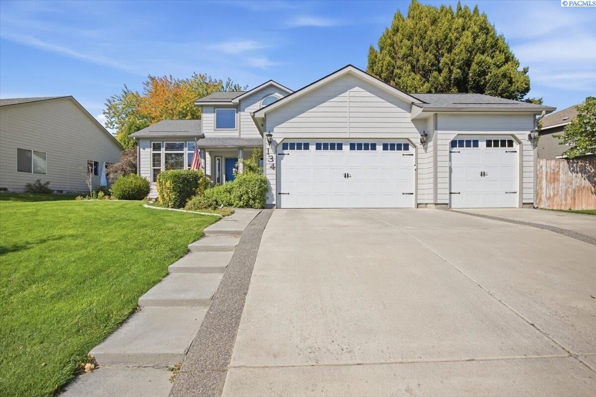Property Photo:  134 Center Blvd  WA 99352 