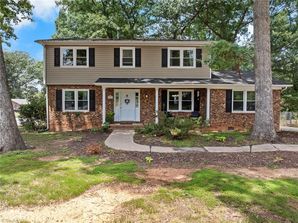 Property Photo:  1001 Oakview Road  NC 27265 