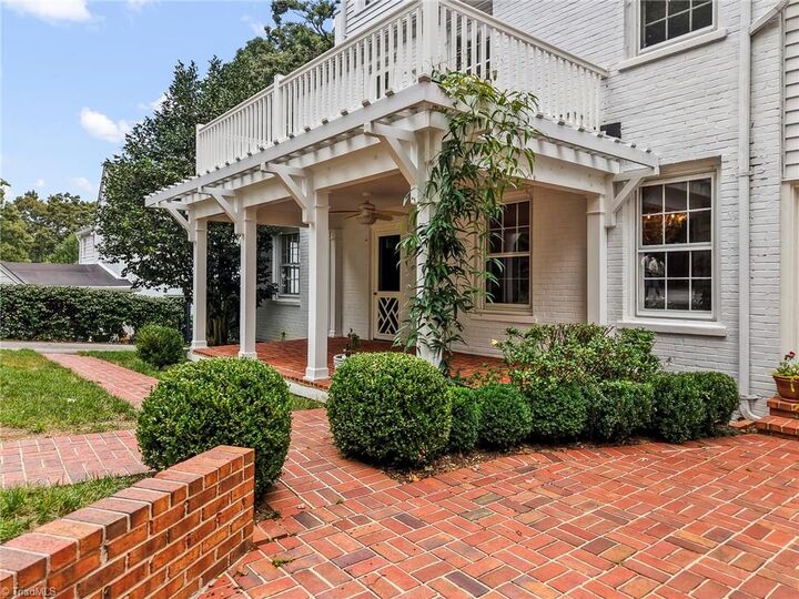 Property Photo:  628 Roslyn Road  NC 27104 