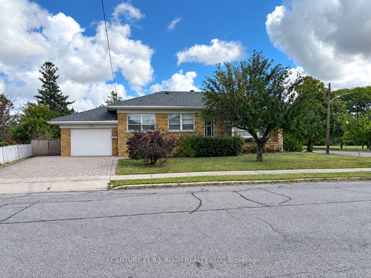 Property Photo:  33 Lewiston Road  ON M1P 1X8 