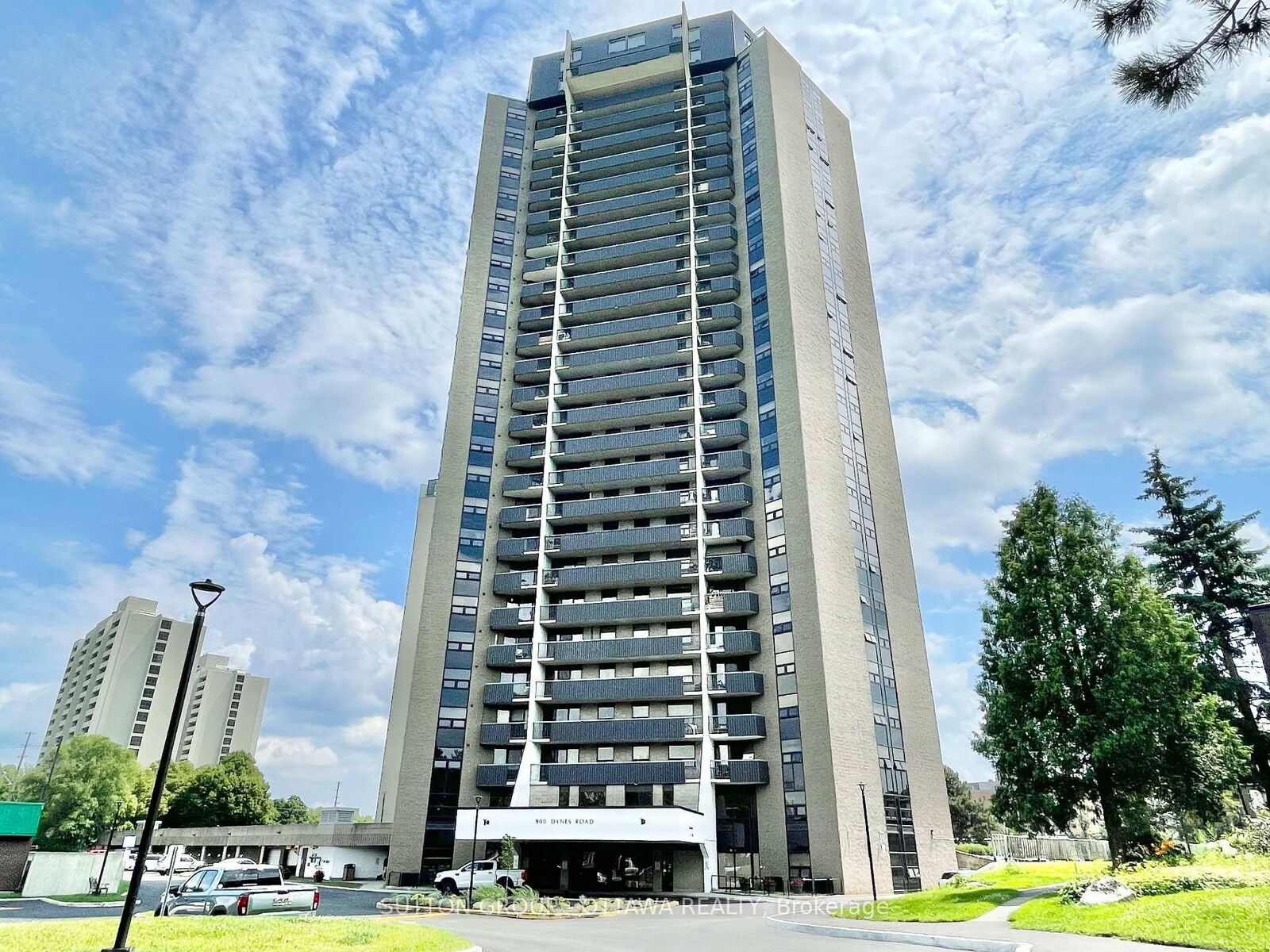 Property Photo:  900 Dynes Road 1908  ON K2C 3L6 