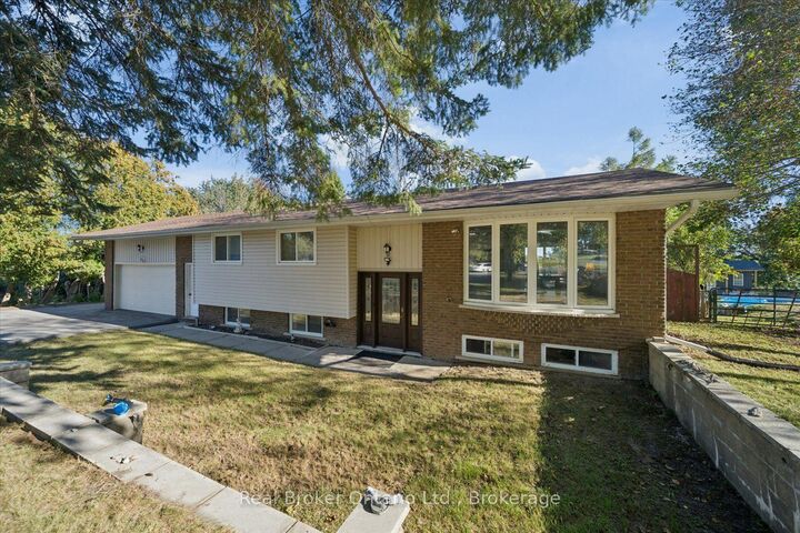 Property Photo:  210 Patricia Crescent  ON K9J 6X3 